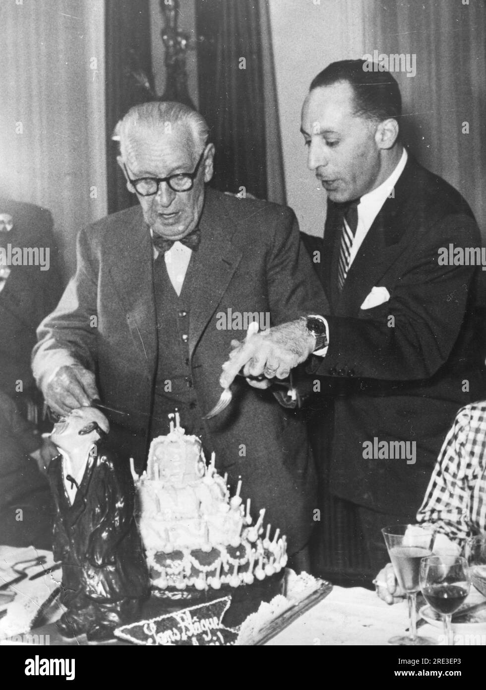 Grock, 10.1.1880 - 14.7.1959, Swiss clown, 72th birthday, slices the birthday cake, Paris, 10.1.1952, ADDITIONAL-RIGHTS-CLEARANCE-INFO-NOT-AVAILABLE Stock Photo