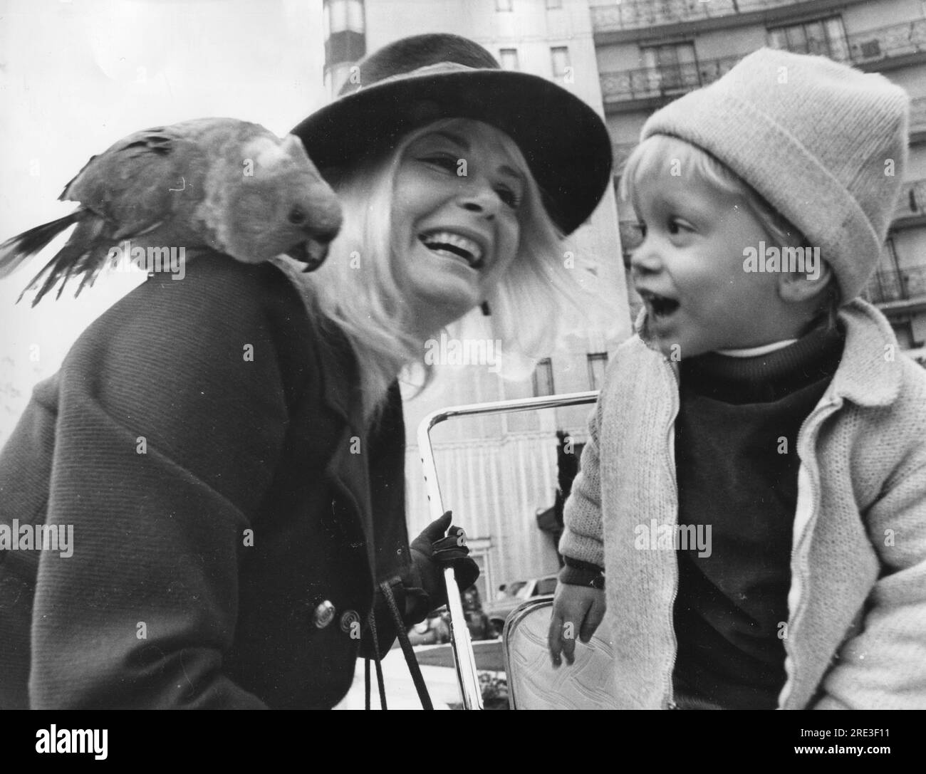 Wallace, Jean, 2.10.1923 - 14.2.1990, American actress, with her son Cornel Wilde Jr. and parrot Lulu, ADDITIONAL-RIGHTS-CLEARANCE-INFO-NOT-AVAILABLE Stock Photo