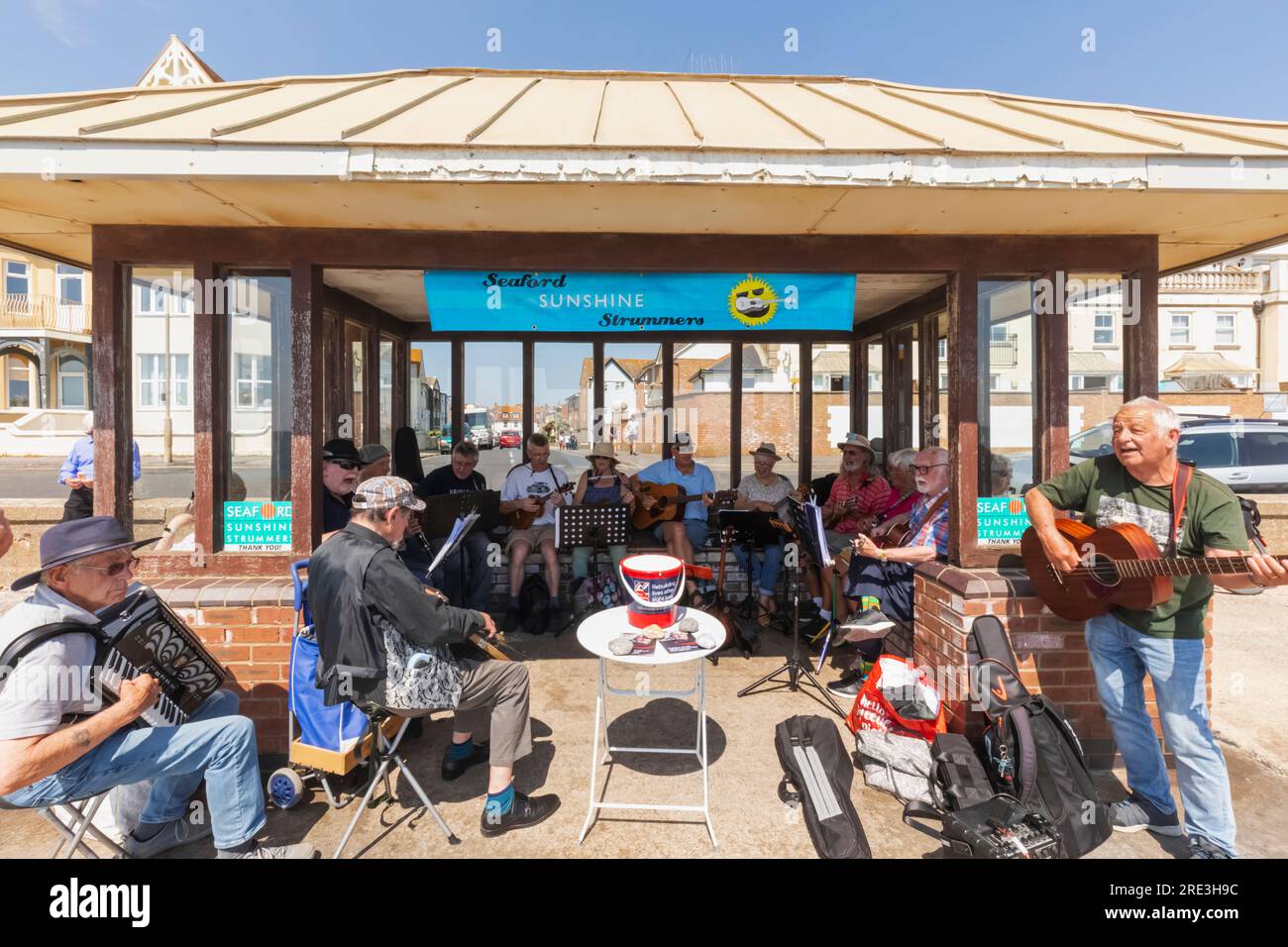 England, Sussex, East Sussex, Seaford, Seaford Beach, Seaford Sunshine Strummers Musical Group of Retired and Elderly Pensioners Stock Photo
