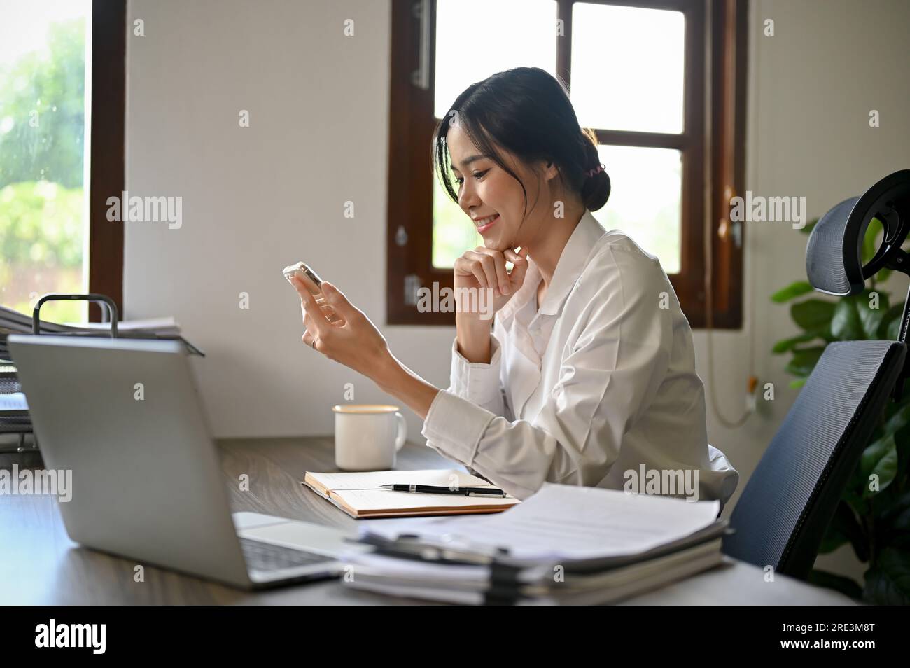 Female rear view mobile texting hi-res stock photography and images - Alamy