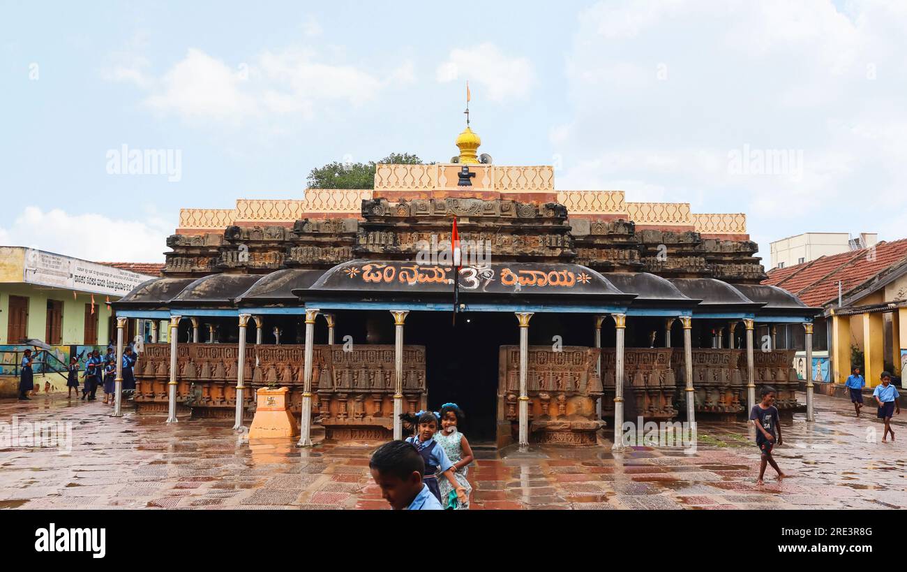 INDIA, KARNATAKA, HUBLI, June 2023, Students at Shambholingeshwara