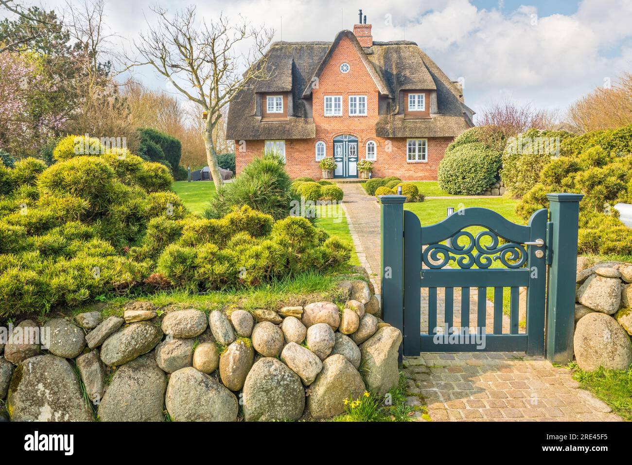 geography / travel, Germany, Schleswig-Holstein, Keitum, thatched villa with Frisian gate in Keitum, ADDITIONAL-RIGHTS-CLEARANCE-INFO-NOT-AVAILABLE Stock Photo