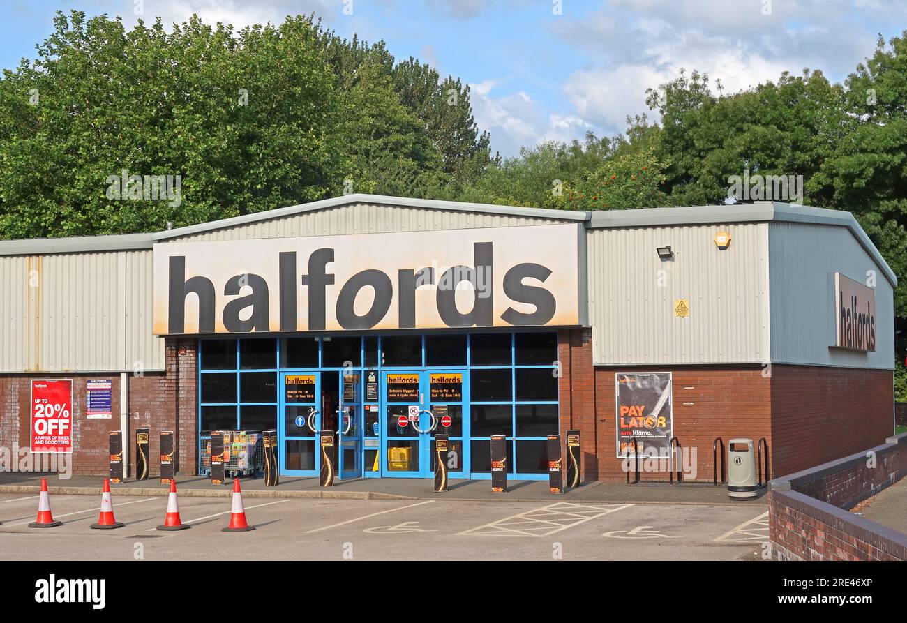 Halfords, Leicester St, Northwich, Cheshire, England, UK, CW9 5LG Stock Photo