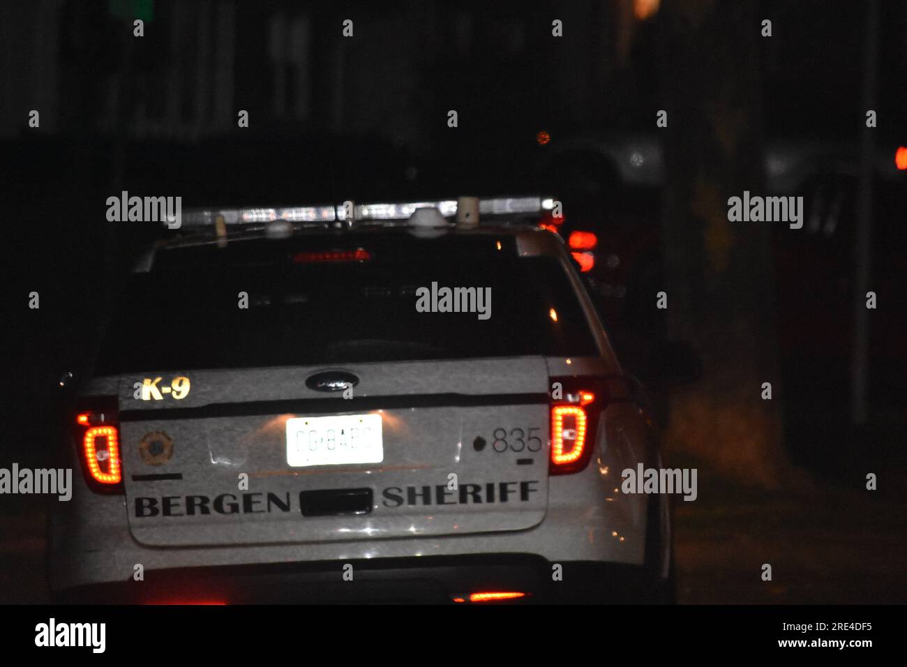 Paramus, United States. 25th July, 2023. A Bergen County Sheriff's Office vehicle seen at the crime scene. Car burglars were in the area of Ehret Street and Lawrence Drive in Paramus, New Jersey. Around 11:45 PM, Monday evening Paramus police were scouring the area for two males approximately 5'8, 140 lbs, dressed in all black. The car thieves crashed a stolen vehicle in the area of Ehret Street. Authorities had assistance from the K9 Unit of the Bergen County Sheriff's Office. The search continued into the morning hours on Tuesday. Credit: SOPA Images Limited/Alamy Live News Stock Photo