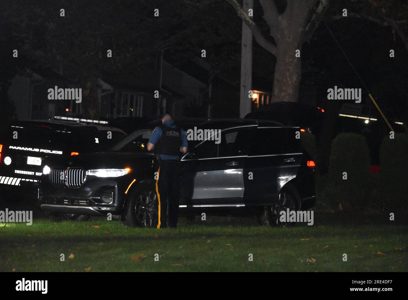 Paramus, United States. 25th July, 2023. Police investigate the crime scene and prepare to tow the stolen vehicle. Car burglars were in the area of Ehret Street and Lawrence Drive in Paramus, New Jersey. Around 11:45 PM, Monday evening Paramus police were scouring the area for two males approximately 5'8, 140 lbs, dressed in all black. The car thieves crashed a stolen vehicle in the area of Ehret Street. Authorities had assistance from the K9 Unit of the Bergen County Sheriff's Office. The search continued into the morning hours on Tuesday. Credit: SOPA Images Limited/Alamy Live News Stock Photo