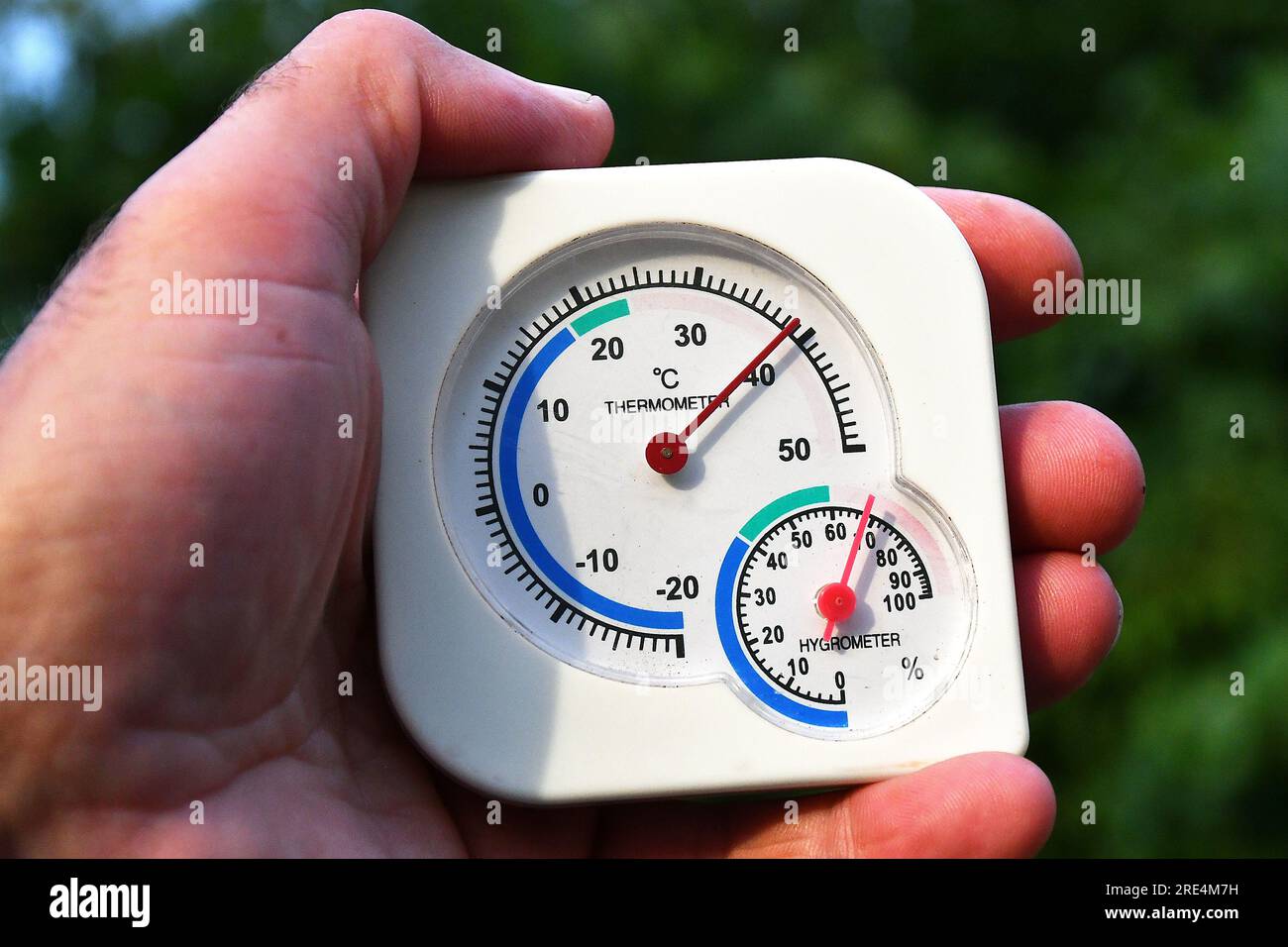 https://c8.alamy.com/comp/2RE4M7H/illustration-thermometer-hot-heat-tropical-temperature-tropics-39-degrees-weather-summer-extreme-heat-kerberos-charon-ctk-photopetr-svanc-2RE4M7H.jpg