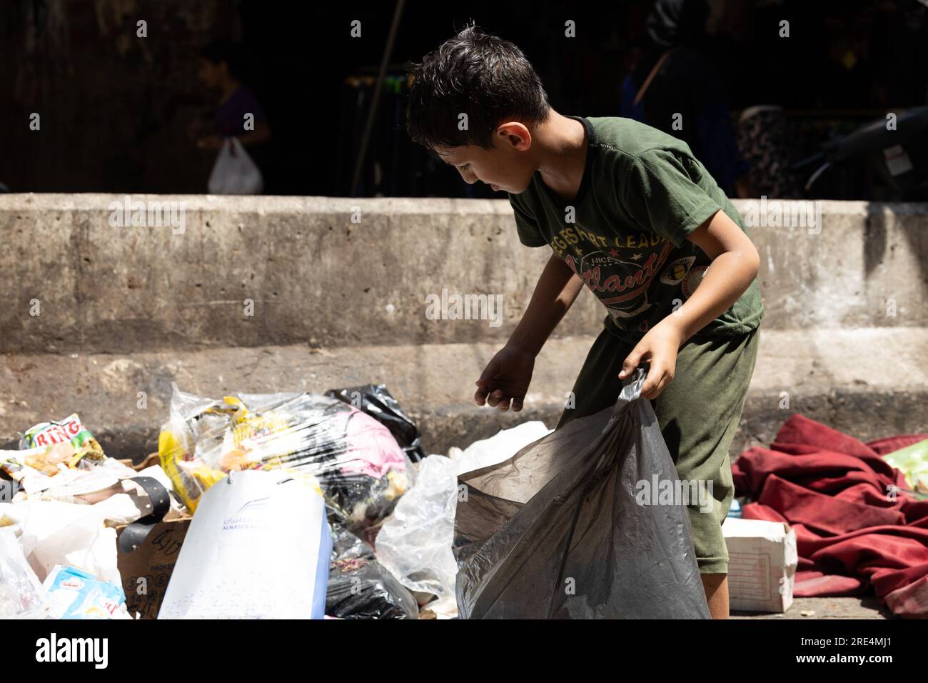 BEIRUTE, BE 17.07.2023 LEBANON REFUGEE CAMP A child is looking for