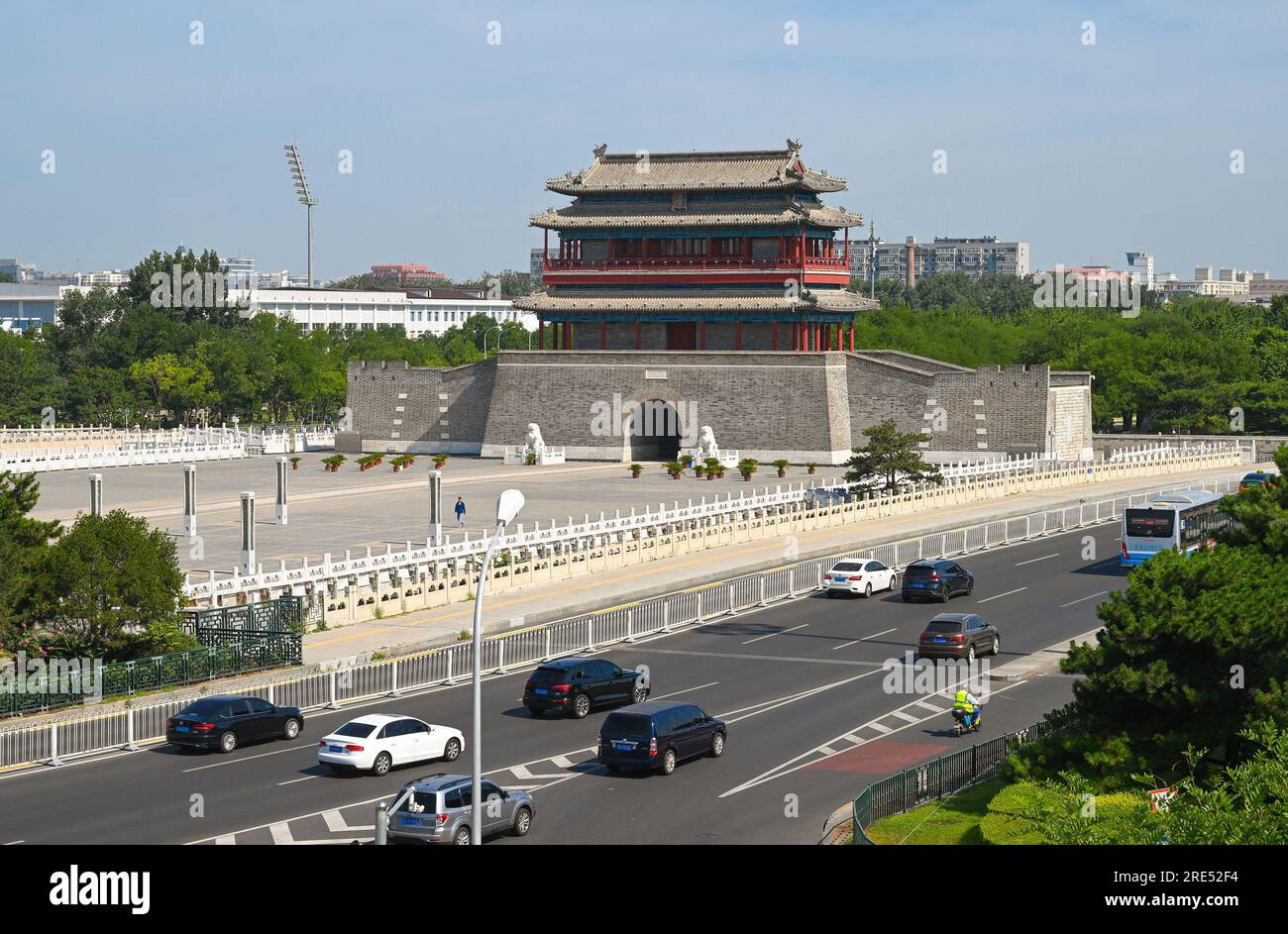 (230725) -- BEIJING, July 25, 2023 (Xinhua) -- This photo taken on July 10, 2023 shows the Yongding Gate in Beijing, capital of China.  First created in the Yuan Dynasty (1271-1368), the Beijing Central Axis, or Zhongzhouxian, stretches 7.8 kilometers between the Yongding Gate in the south of the city and the Drum Tower and Bell Tower in the north. Most of the major old-city buildings of Beijing sit along this axis.   Gates, palaces, temples, squares and gardens of the old city are all linked up to the axis. As they witnessed the folk activities along the line from old days to new ones, they t Stock Photo