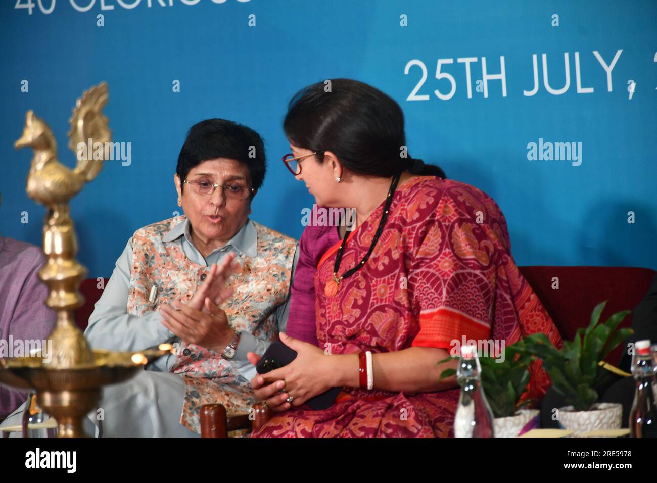 New Delhi, Delhi, India. 25th July, 2023. Women Empowerment.Union Cabient Minister Smriti Irand Right and Dr Kiran Bedi Former Governor and First Indiian Women Ips Officers at the 40th years of the centre for sxocial research on empowering women and shattering barrires is thrilled, in New Delhi on Tuesday 25 July 2023, photo by Ravi Batra/India (Credit Image: © Ravi Batra/ZUMA Press Wire) EDITORIAL USAGE ONLY! Not for Commercial USAGE! Stock Photo