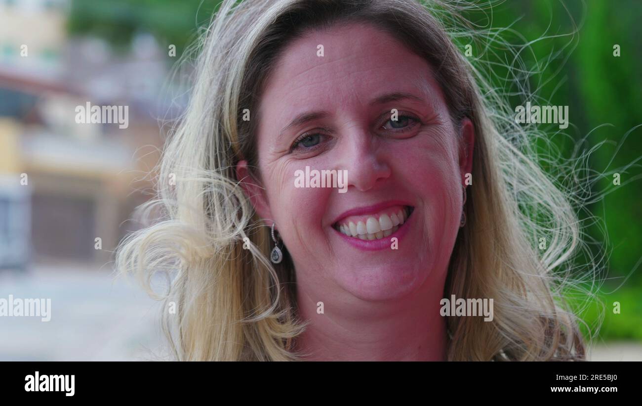 Carefree woman 40s smiling hi-res stock photography and images - Alamy