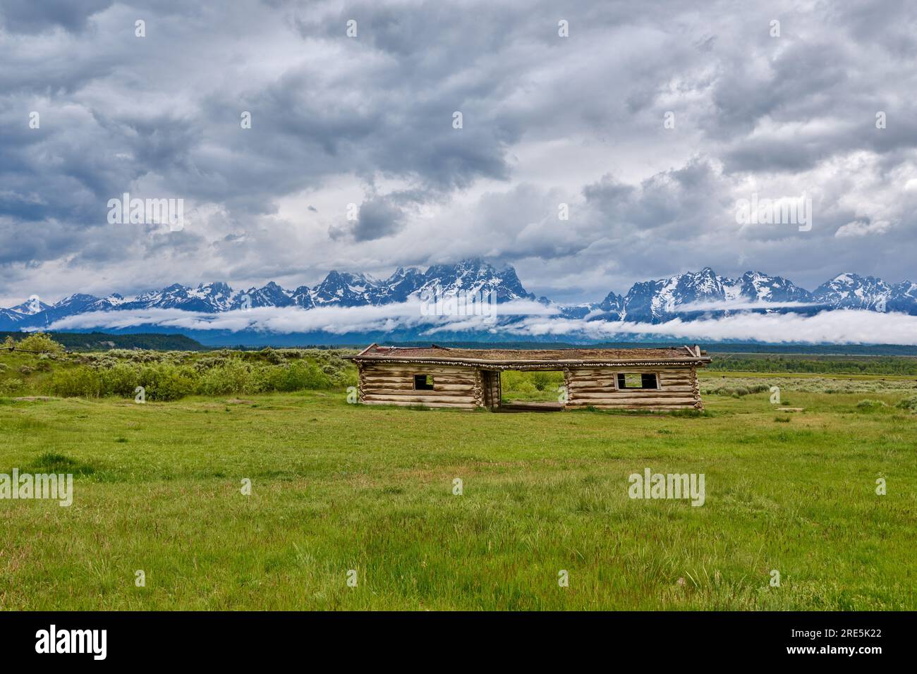 J.P. Cunningham Cabin, Cunningham Cabin Historic Site und Grand Teton Range unter schweren Wolken, Grand-Teton-Nationalpark, Wyoming Stock Photo