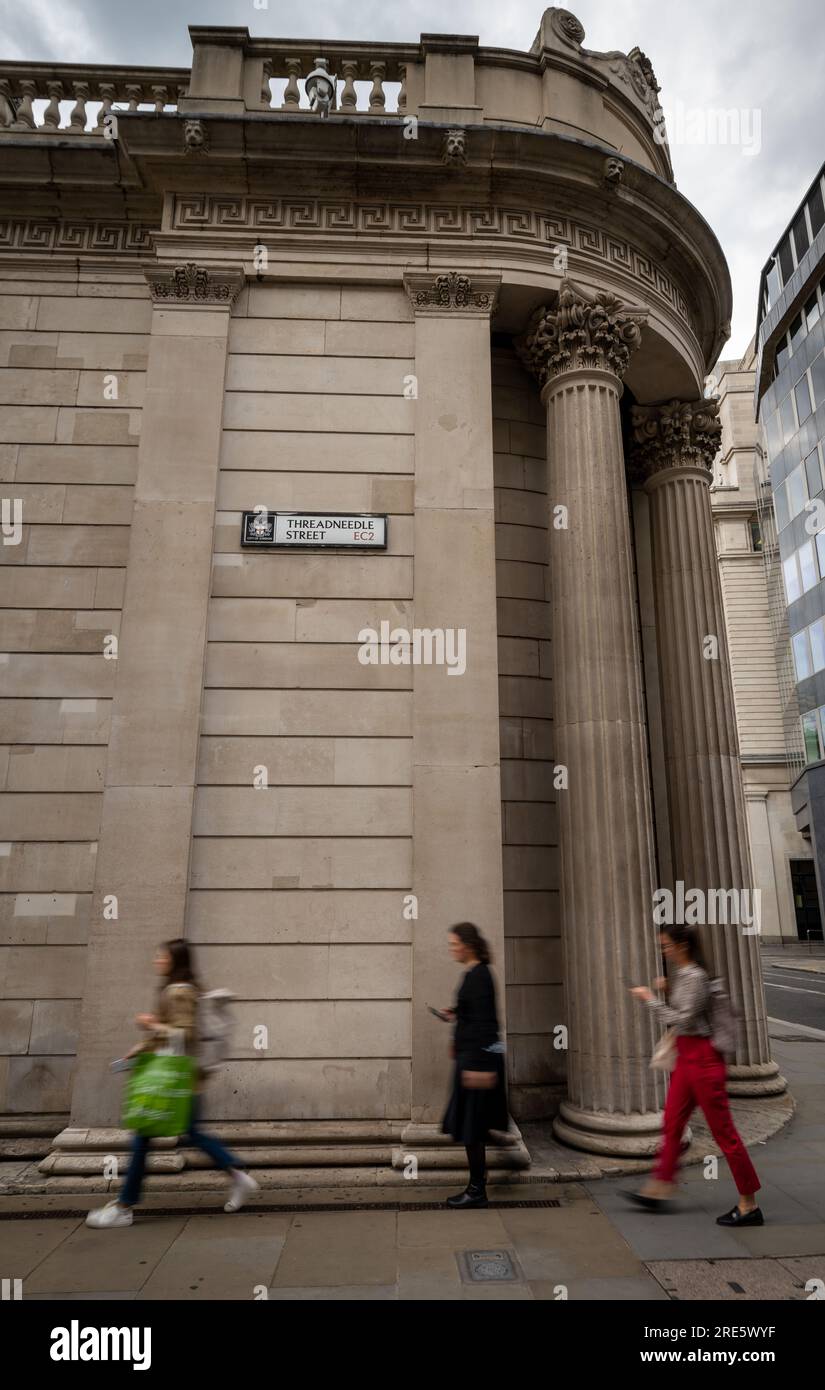 London, UK: People walking past the Bank of England on Threadneedle ...