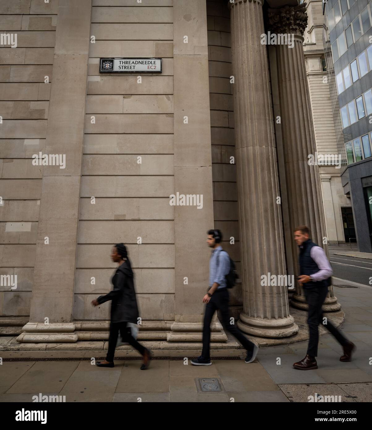 London, UK: People walking past the Bank of England on Threadneedle ...