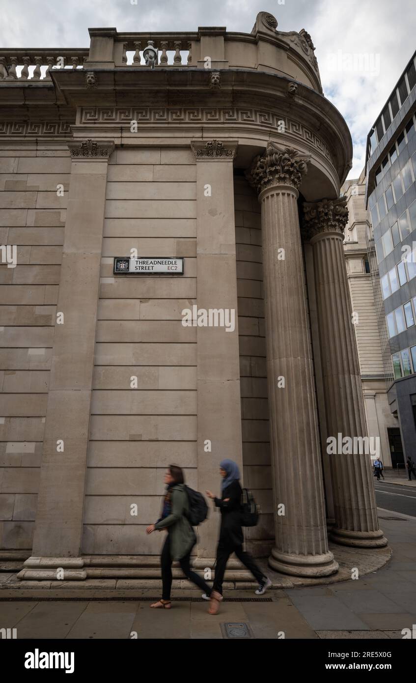 London, UK: People walking past the Bank of England on Threadneedle ...