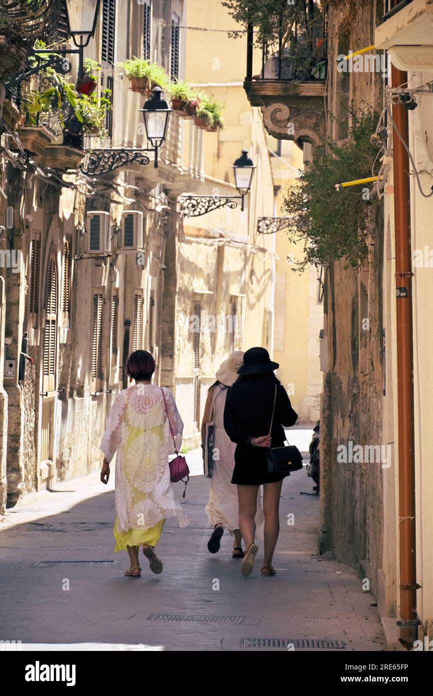 Sicily old women street hi-res stock photography and images - Alamy