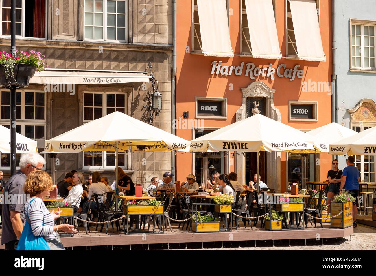 Alfresco dining at Hard Rock Cafe in Dluga Street, Old Town of Gdansk, Poland, Europe, EU Stock Photo