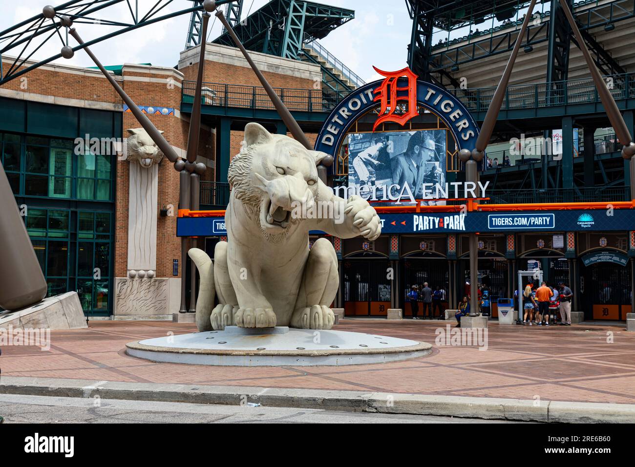 Tiger 👑! In honor of his final series, the @Tigers put a Miggy jersey on  the tiger statue outside of Comerica Park.💙🧡