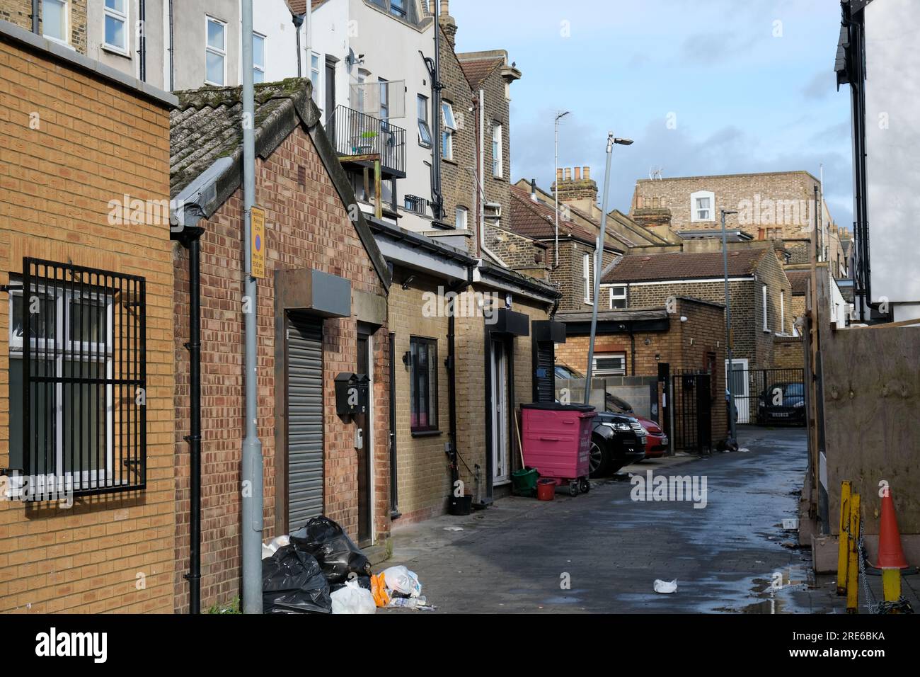 Rubbish-strewn alleyway behind homes in Ilford, east London Stock Photo