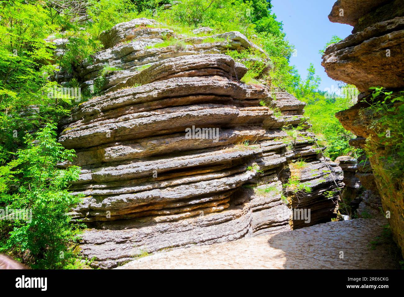 Explore Rosomački Lonci Gorge on Stara Planina, a breathtaking natural phenomenon sculpted by the Rosomača River. Discover cascading waterfalls and un Stock Photo