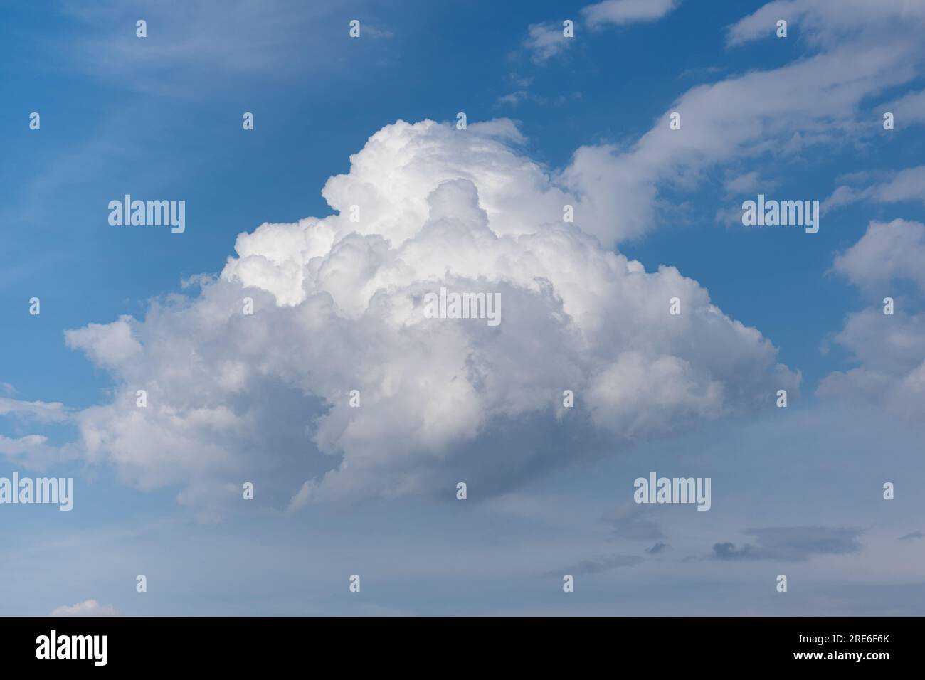 Blue sky with a single cloud hi-res stock photography and images - Alamy