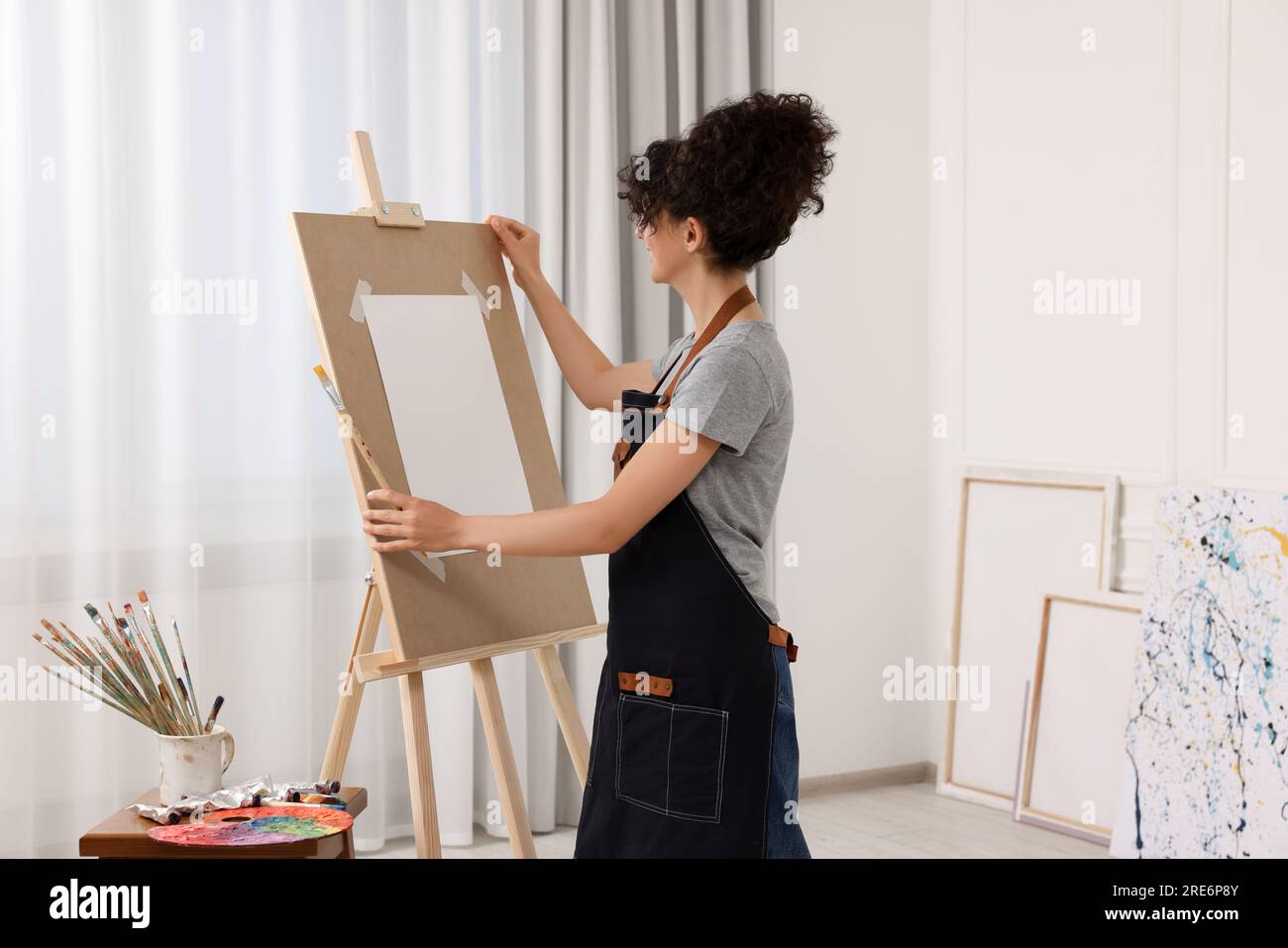 Adjusting easel hi-res stock photography and images - Alamy