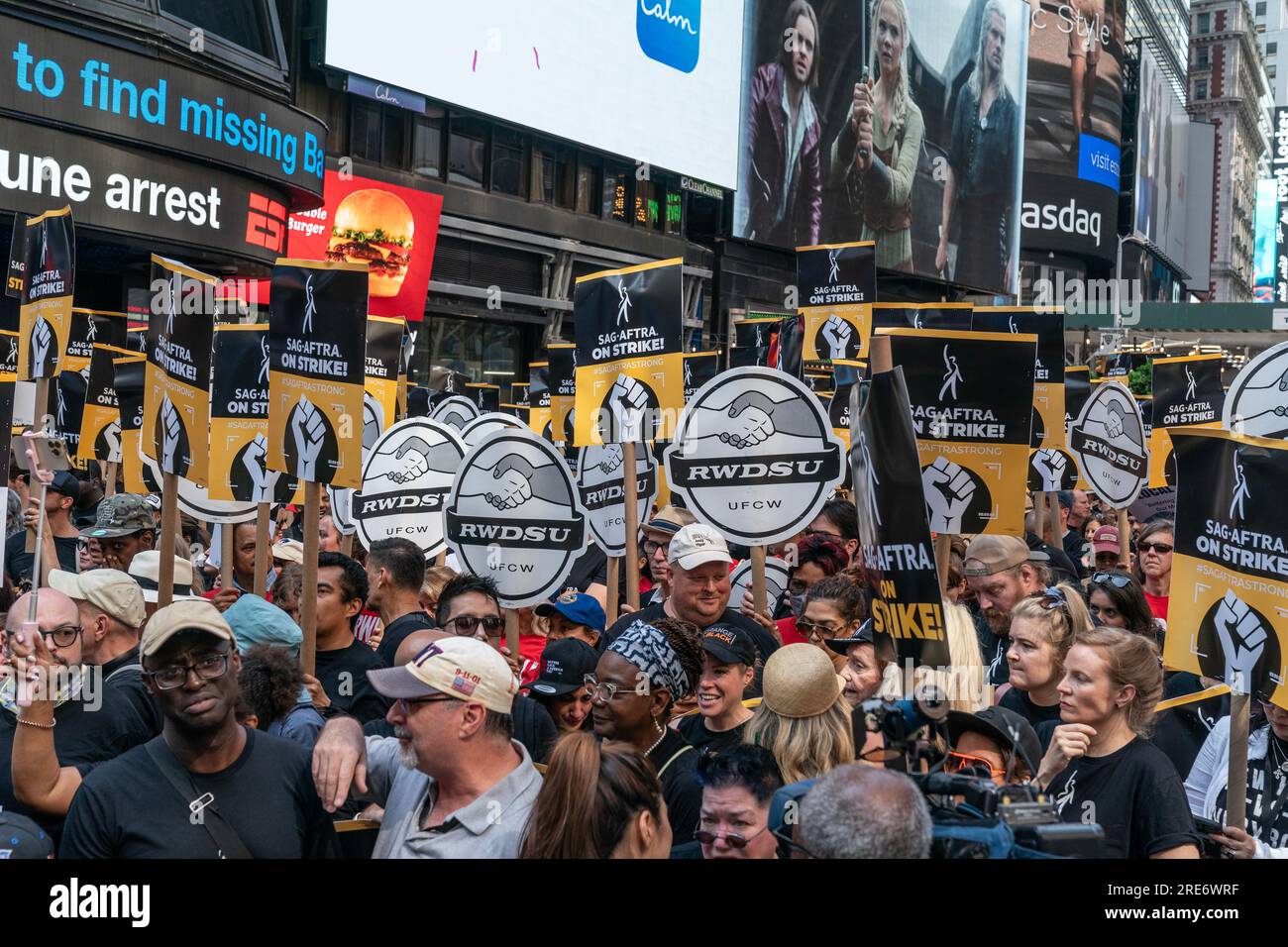 Union members rally during Rock the City for a Fair Contract: SAG-AFTRA ...