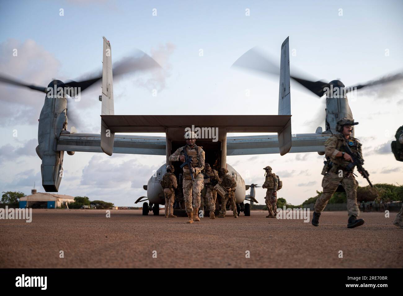 Obolus Javelin Commandos and U.S. Special Operations Forces practice tactics, training and procedures before boarding an MV-22 Osprey to conduct an operation at Kismayo, Somalia, June 12, 2023. U.S. forces provide remote advise and assist support to Somali National Army Danab Forces to increase regional security and stability in the Horn of Africa. (U.S. Air Force photo by Staff Sgt. Enrique Barcelo) Stock Photo