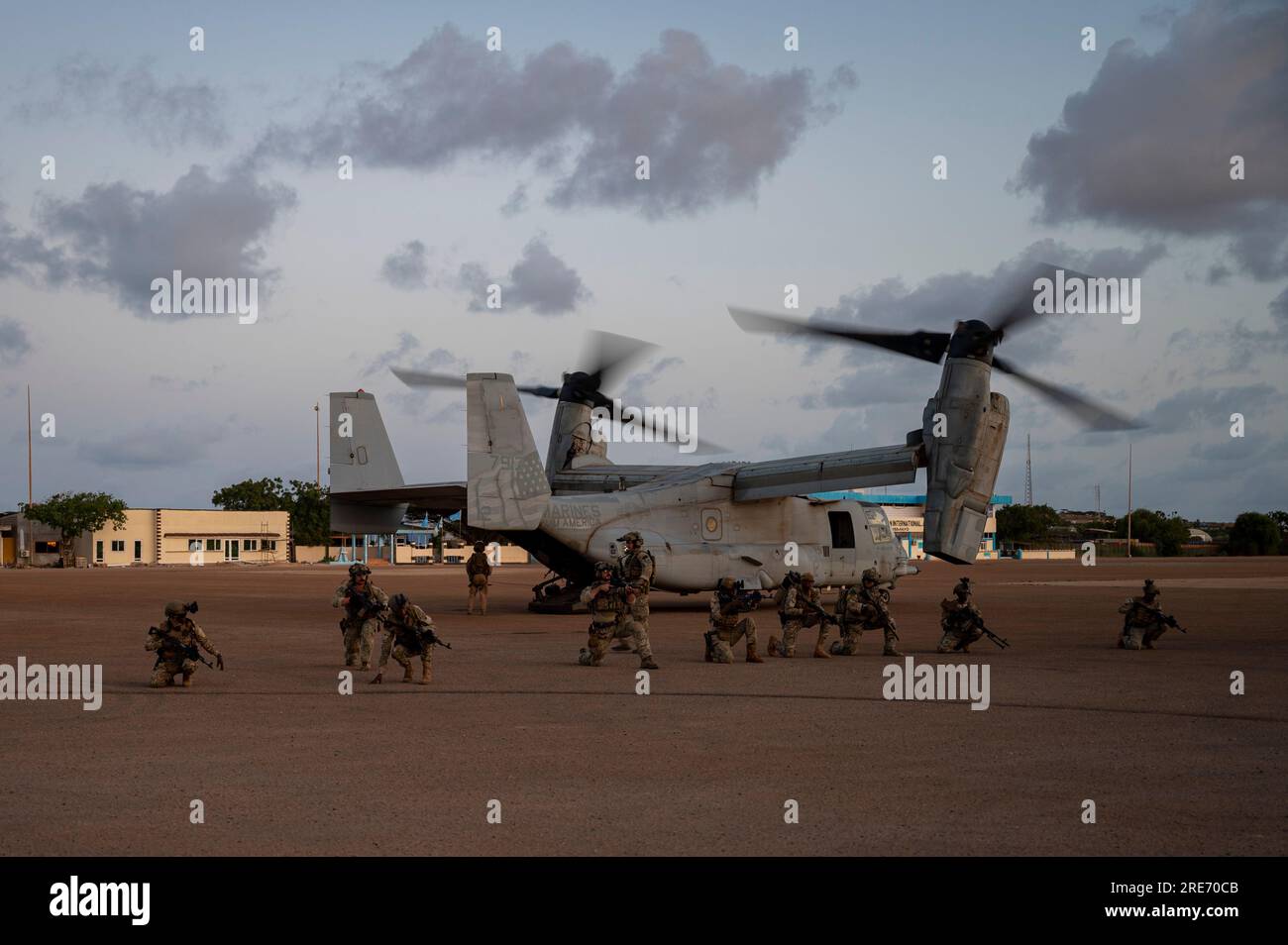 Obolus Javelin Commandos and U.S. Special Operations Forces practice tactics, training and procedures before boarding an MV-22 Osprey to conduct an operation at Kismayo, Somalia, June 12, 2023. U.S. forces provide remote advise and assist support to Somali National Army Danab Forces to increase regional security and stability in the Horn of Africa. (U.S. Air Force photo by Staff Sgt. Enrique Barcelo) Stock Photo