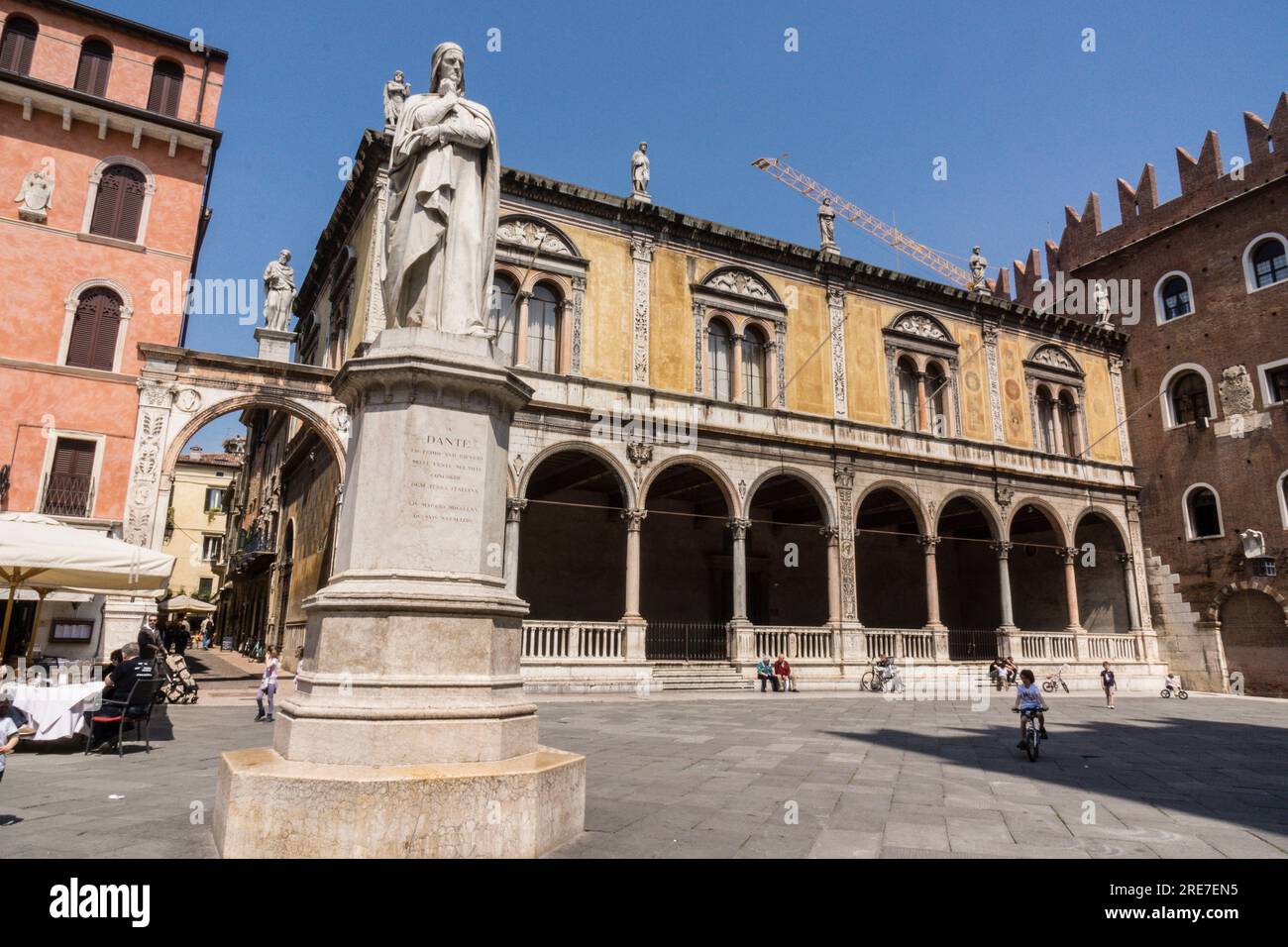 monumento de Dante Alighieri, Ugo Zannoni , marmol de Carrara, Loggia del Consiglio,  - lògia per Frey Giocondo-, Piazza dei Signori, tambien conocida Stock Photo