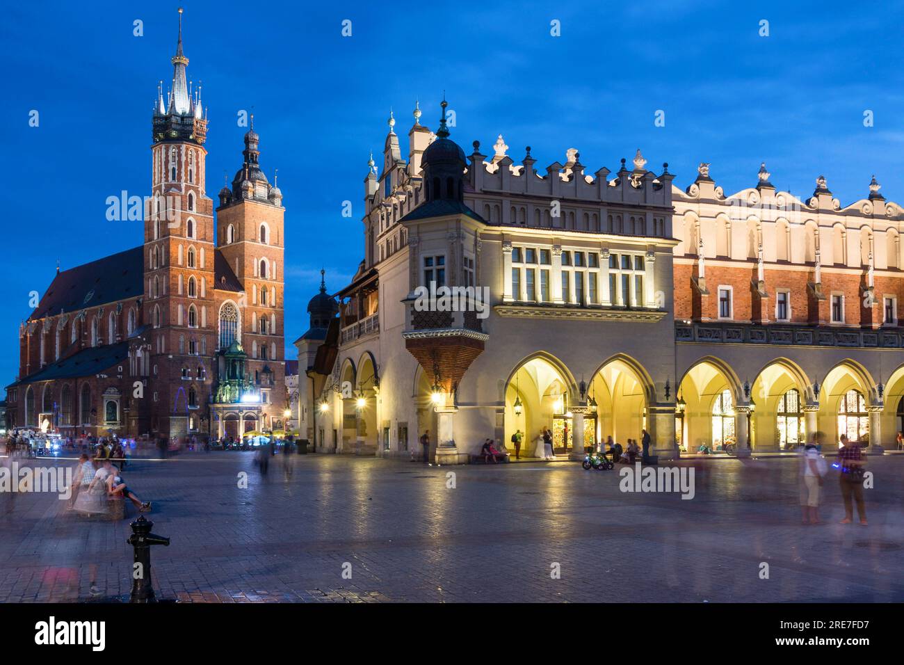 Cloth Hall edificio renacentista y basilica gotica de Santa Maria, Main Market Square , plaza del mercado, Cracovia , voivodato de Pequeña Polonia,Pol Stock Photo