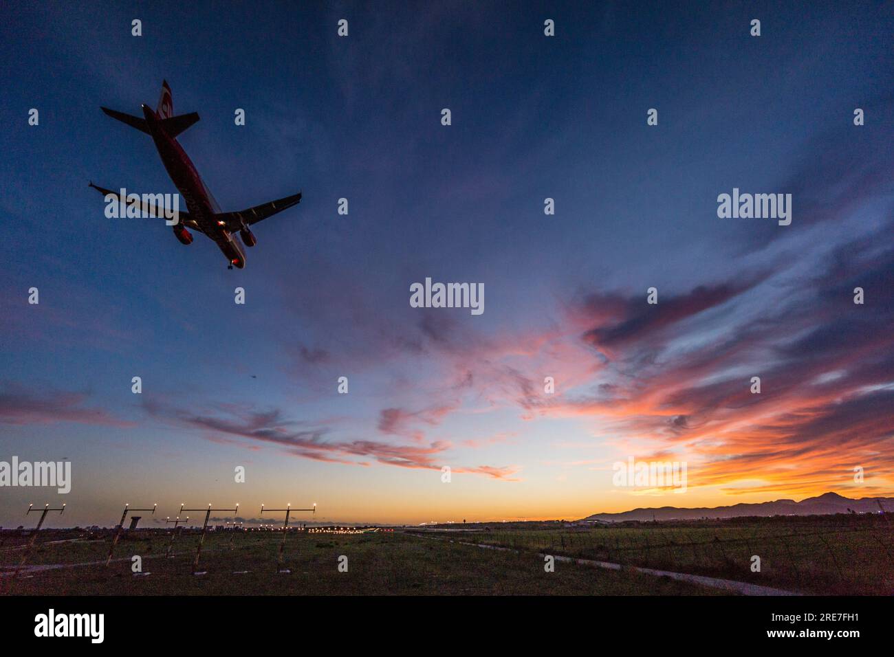 avion aterrizando en el aeropuerto de Palma, mallorca, balearic islands, Spain Stock Photo