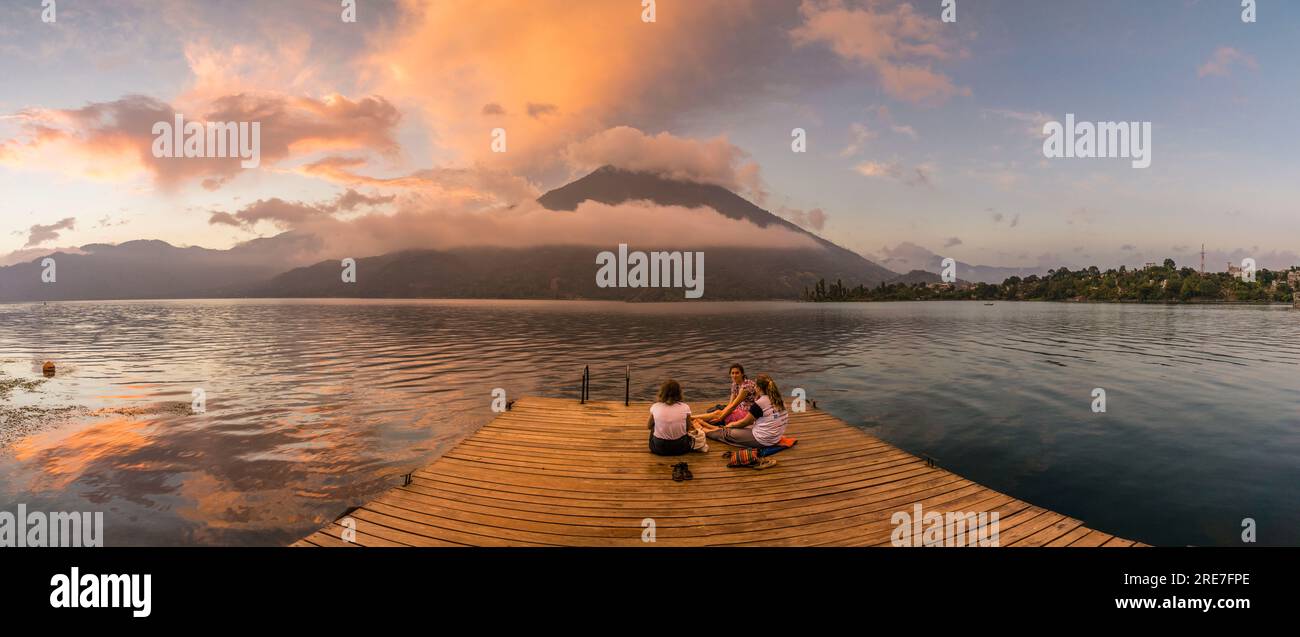 lago Atitlán y volcan San Pedro, Santiago Atitlan, departamento de Sololá, Guatemala, Central America Stock Photo