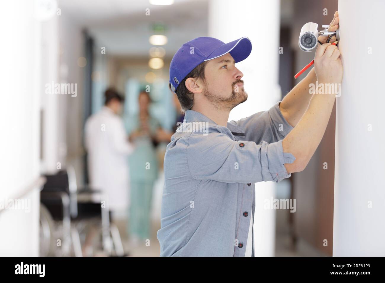 man install surveillance camera for home Stock Photo