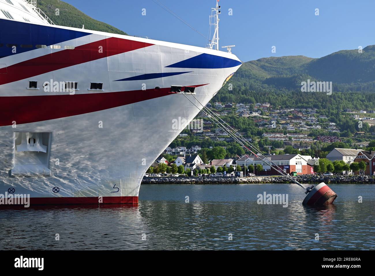 https://c8.alamy.com/comp/2RE86RA/po-cruise-ship-britannia-moored-at-nordfjordeid-in-western-norway-2RE86RA.jpg