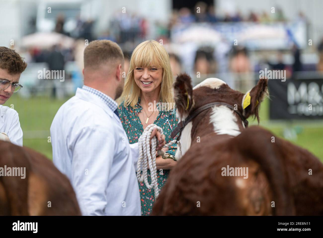 Builth Wells, Royal Welsh Show - 26 July 2023 - Radio DJ Sara Cox judges the beef young handlers class at the Royal Welsh Agricultural Show in Buith Wells, Wales, where, with the help of her father, picked outa pair of Hereford cattle as her Champions with the Longhorns in Reserve. Credit: Wayne HUTCHINSON/Alamy Live News Stock Photo