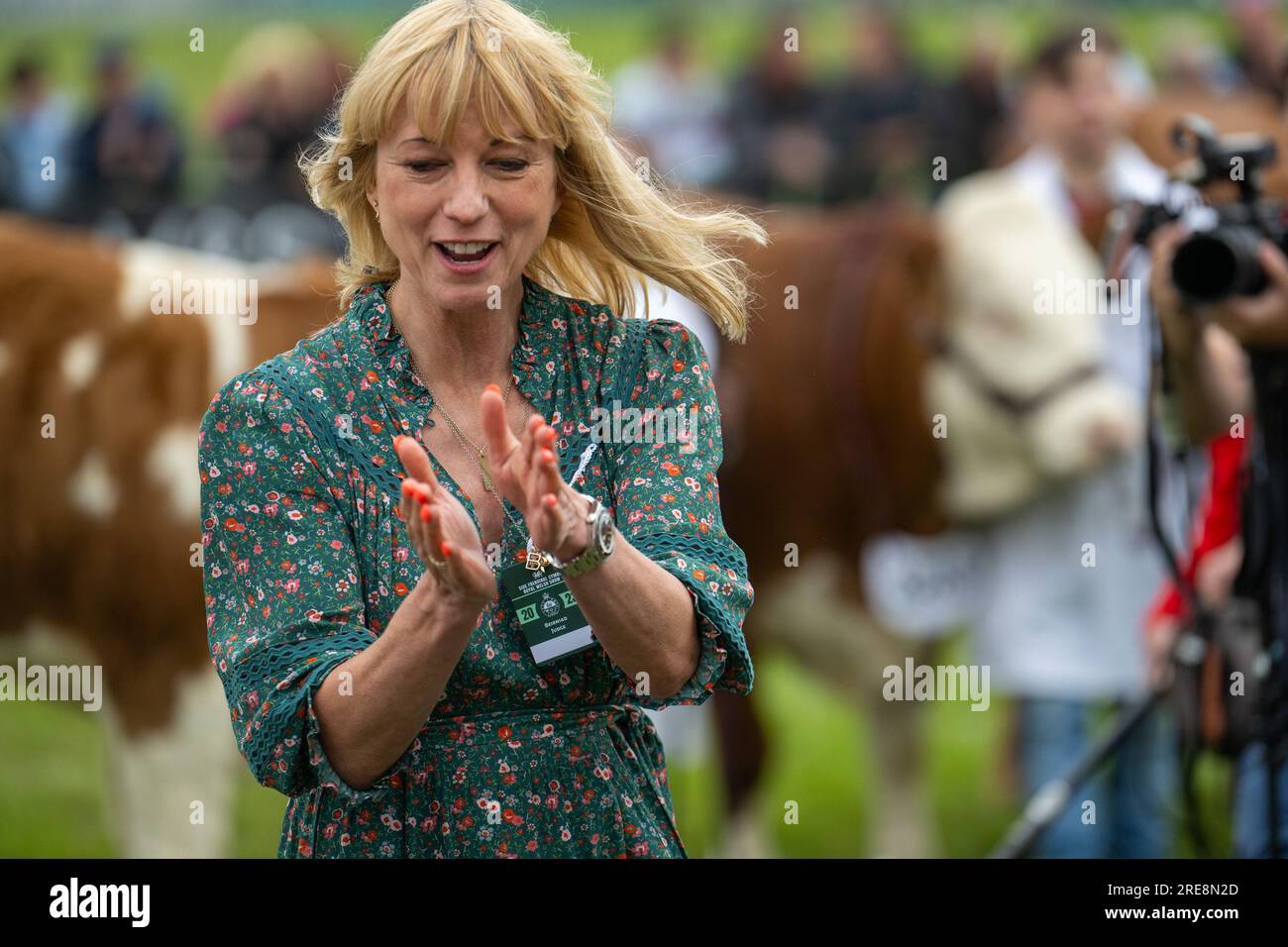 Builth Wells, Royal Welsh Show - 26 July 2023 - Radio DJ Sara Cox judges the beef young handlers class at the Royal Welsh Agricultural Show in Buith Wells, Wales, where, with the help of her father, picked outa pair of Hereford cattle as her Champions with the Longhorns in Reserve. Credit: Wayne HUTCHINSON/Alamy Live News Stock Photo