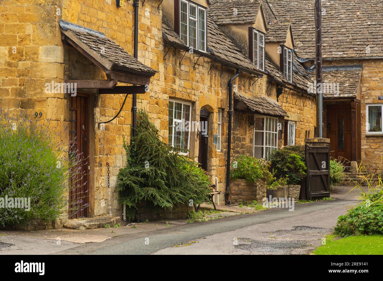 Row of cottages in the village of Broadway, Worcestershire, England, in the Cotwolds Area of Oustanding Natural Beauty. Stock Photo