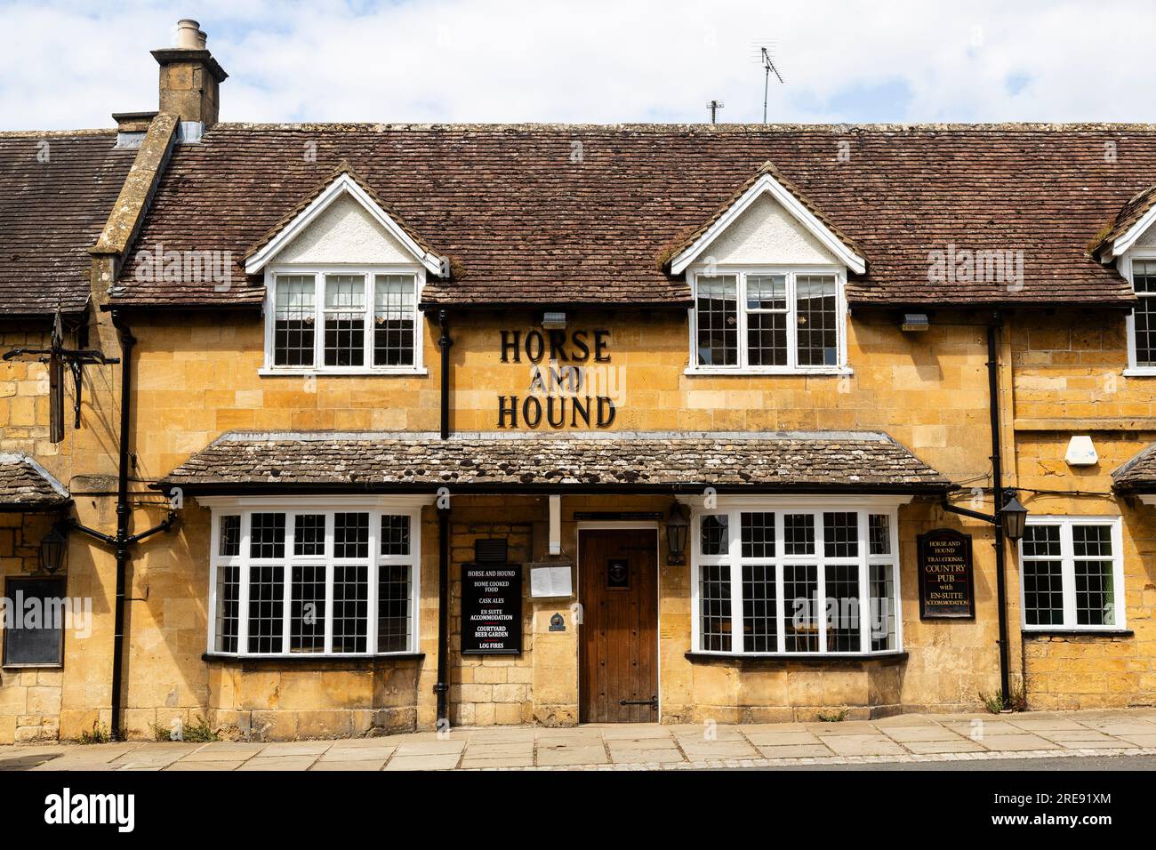 'Horse and Hounds' pub in the village of Broadway, Worcestershire, England, in the Cotwolds Area of Oustanding Natural Beauty. Stock Photo