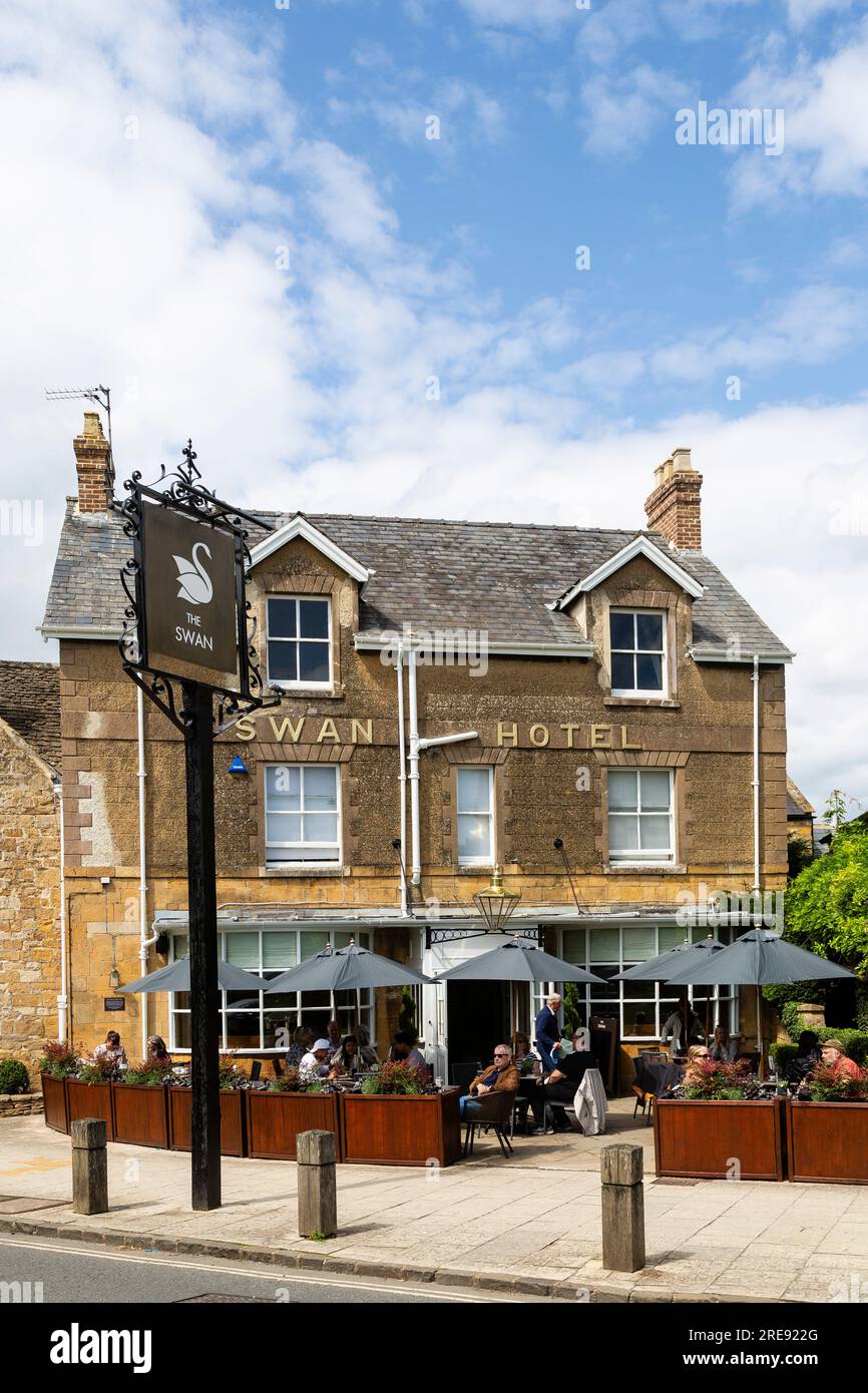 The Swan Hotel in the village of Broadway, Worcestershire, England, in the Cotwolds Area of Oustanding Natural Beauty. Stock Photo