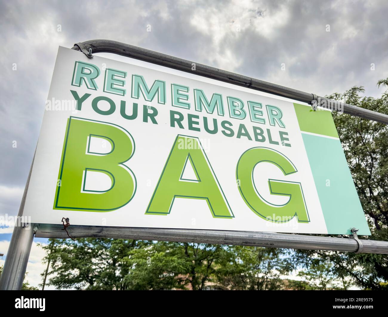 https://c8.alamy.com/comp/2RE9575/remember-your-reusable-bag-sign-in-a-parking-lot-of-a-grocery-store-2RE9575.jpg