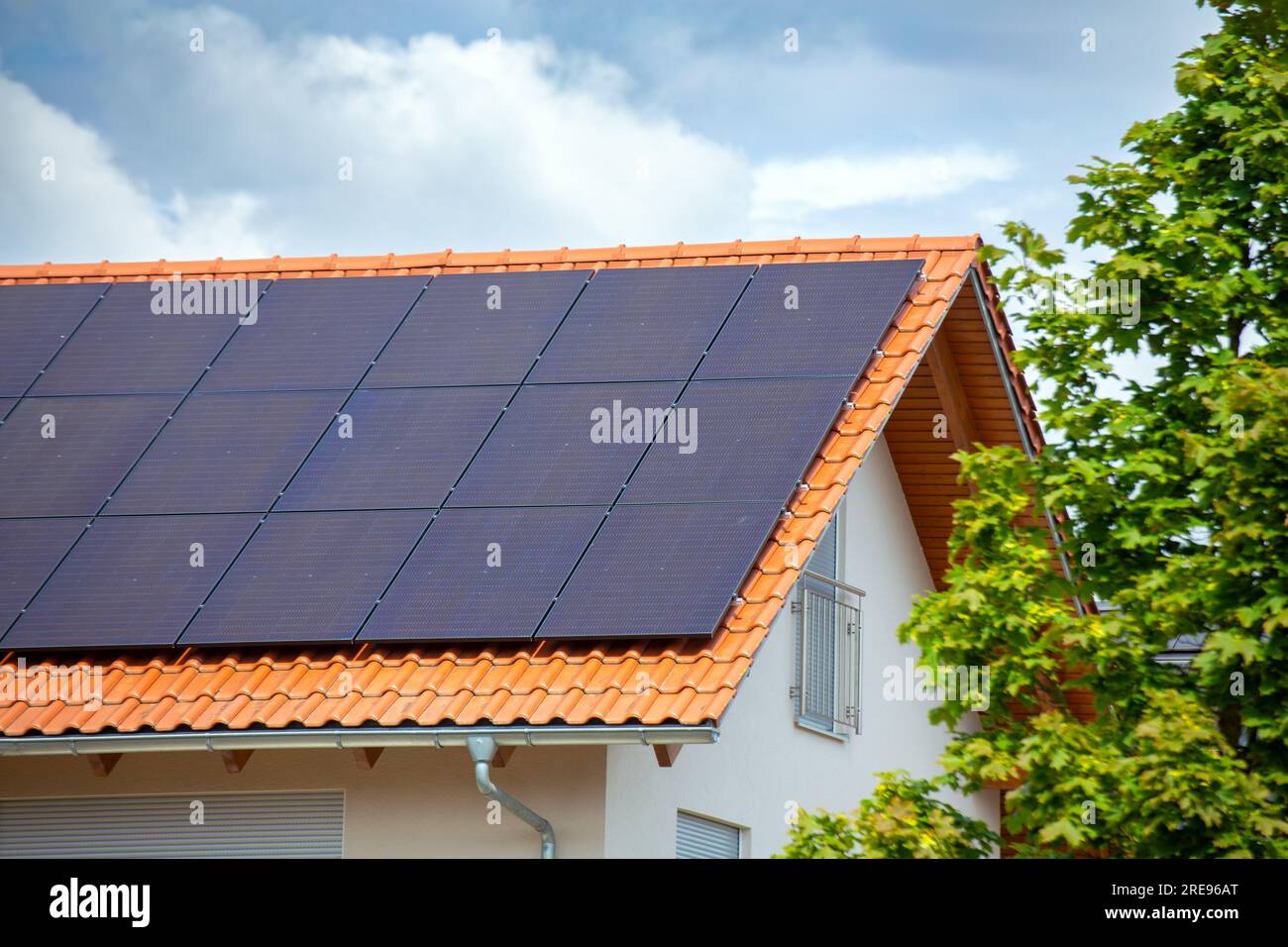 Einfamilienhaus mit Photovoltaikanlage Stock Photo
