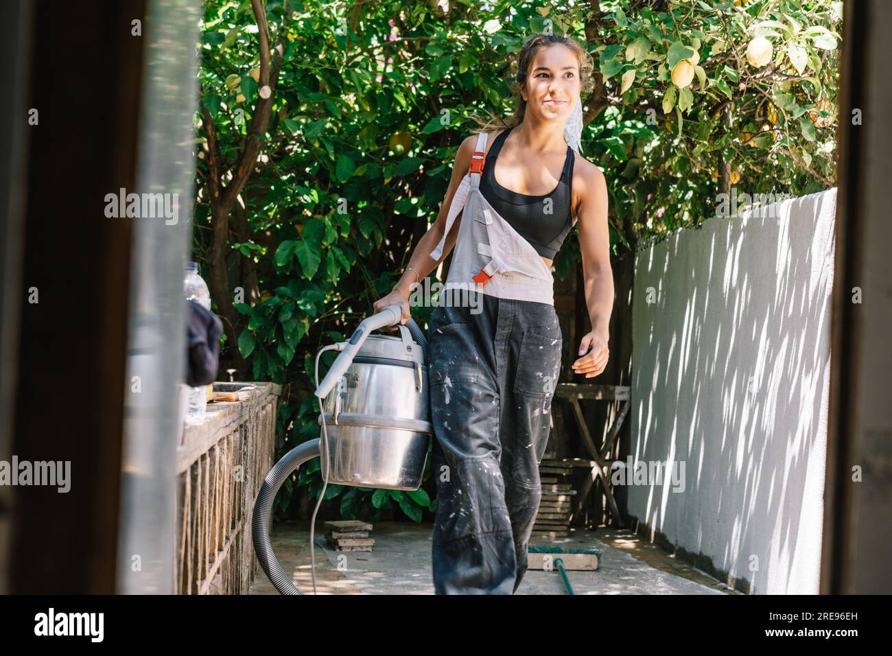 The Girl Uses A Vacuum Pump Stock Photo - Download Image Now - Vacuum  Cleaner, Bag, Travel - iStock
