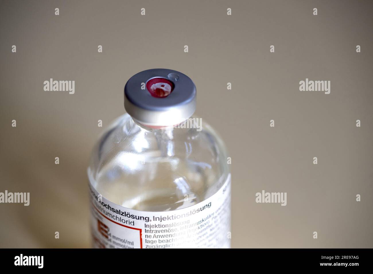 Coburg, Germany. 23rd July, 2023. A drop of saline solution has been left next to the rubber septum of an injection bottle. Administering infusions is part of everyday nursing practice. This week, the first graduates in generalist nursing in Bavaria will receive their graduation certificates. Credit: Pia Bayer/dpa/Alamy Live News Stock Photo