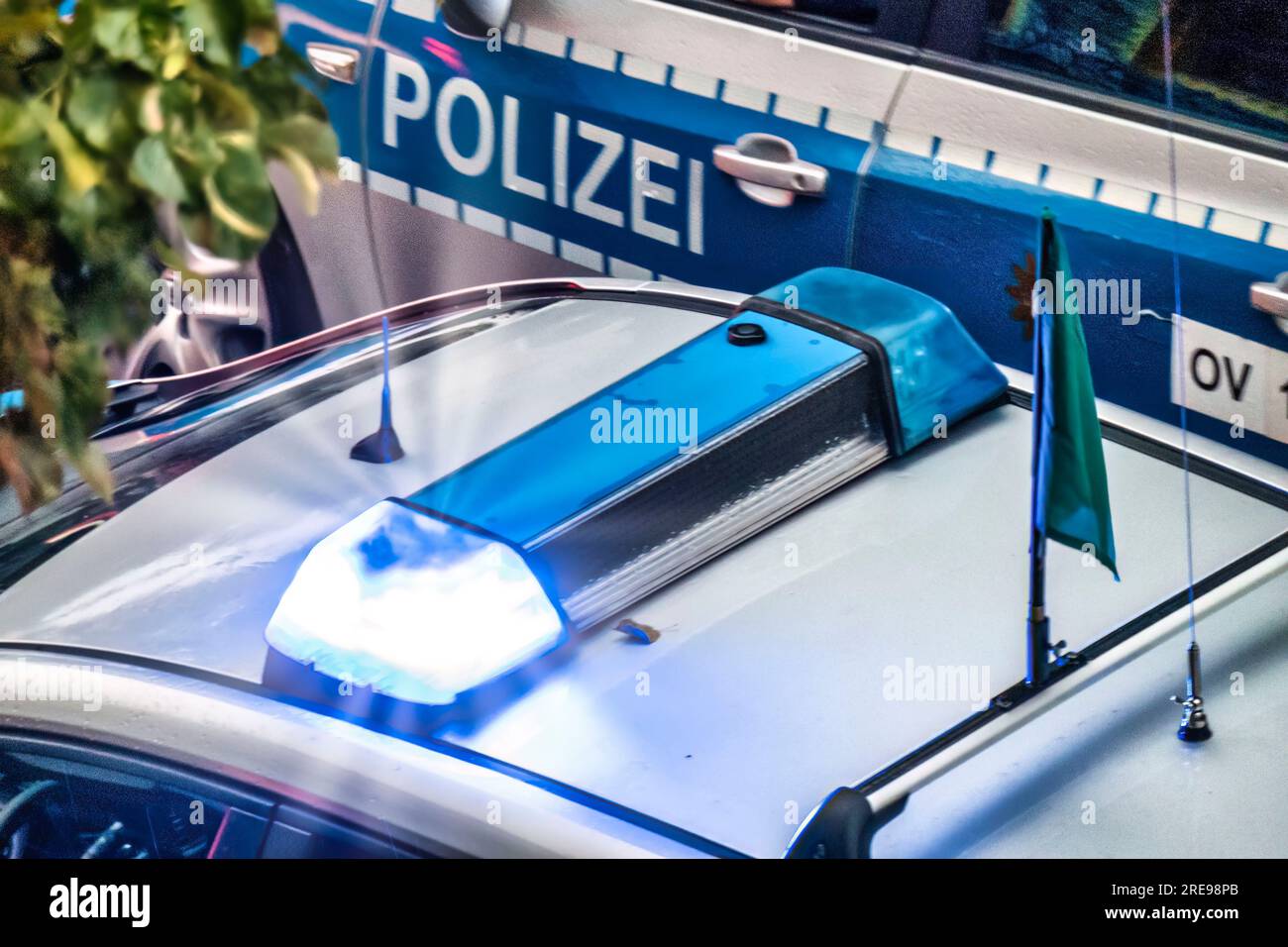 Streifenwagen der Polizei mit Blaulicht eingeschaltet und Sirene,  Deutschland, Europa Stockfotografie - Alamy