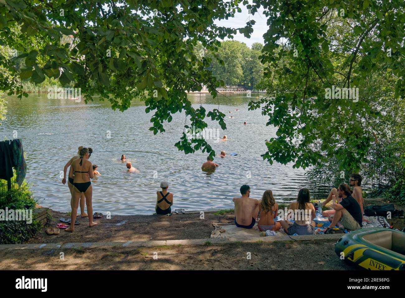 Halensee, Sommer in Berlin, 2023, Badesee, Berlin-Charlottenburg Stock Photo