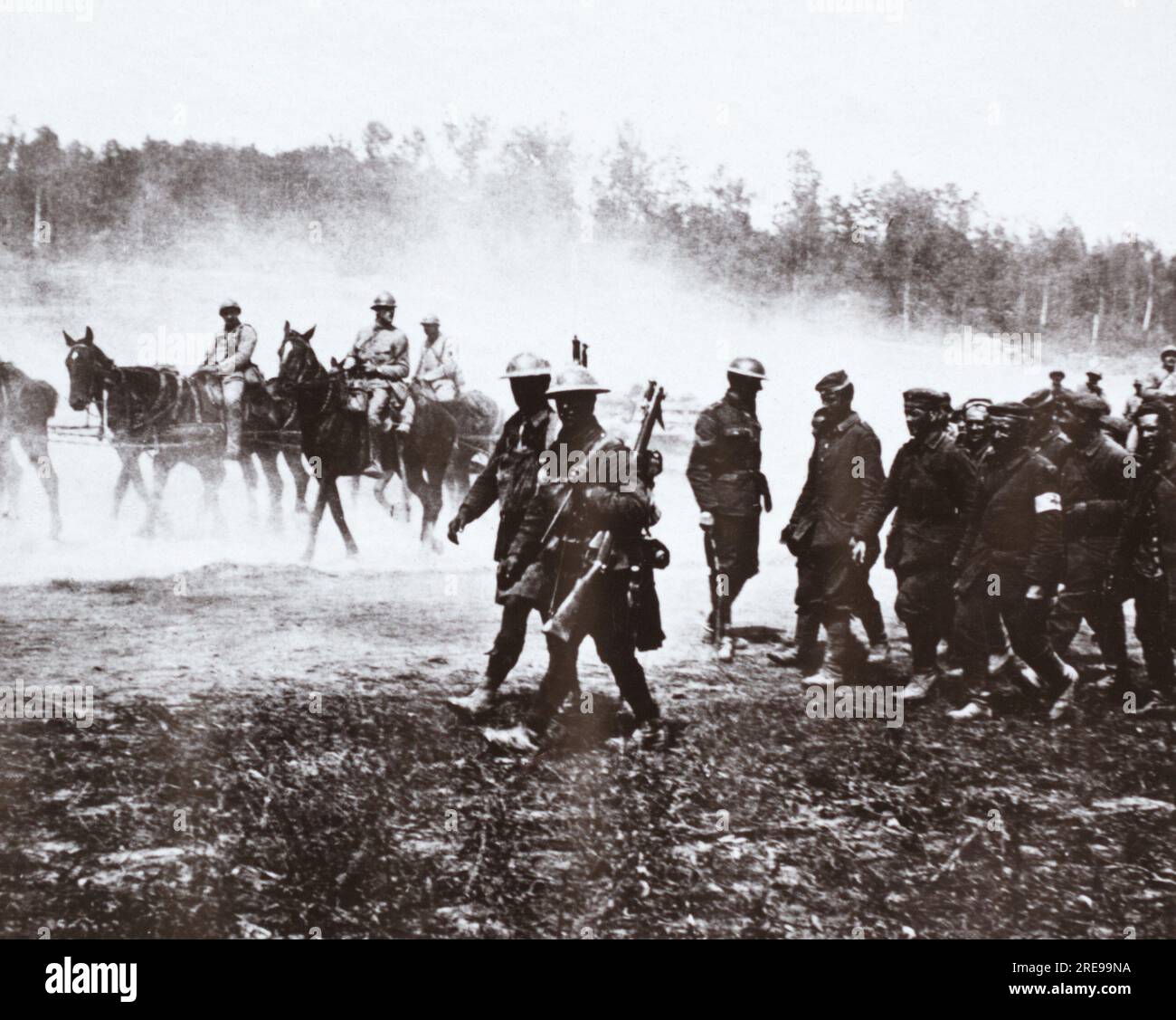 British soldiers escorting German prisoners captured during the advance on St Quentin on the Western Front during the First World War c.1918. Stock Photo