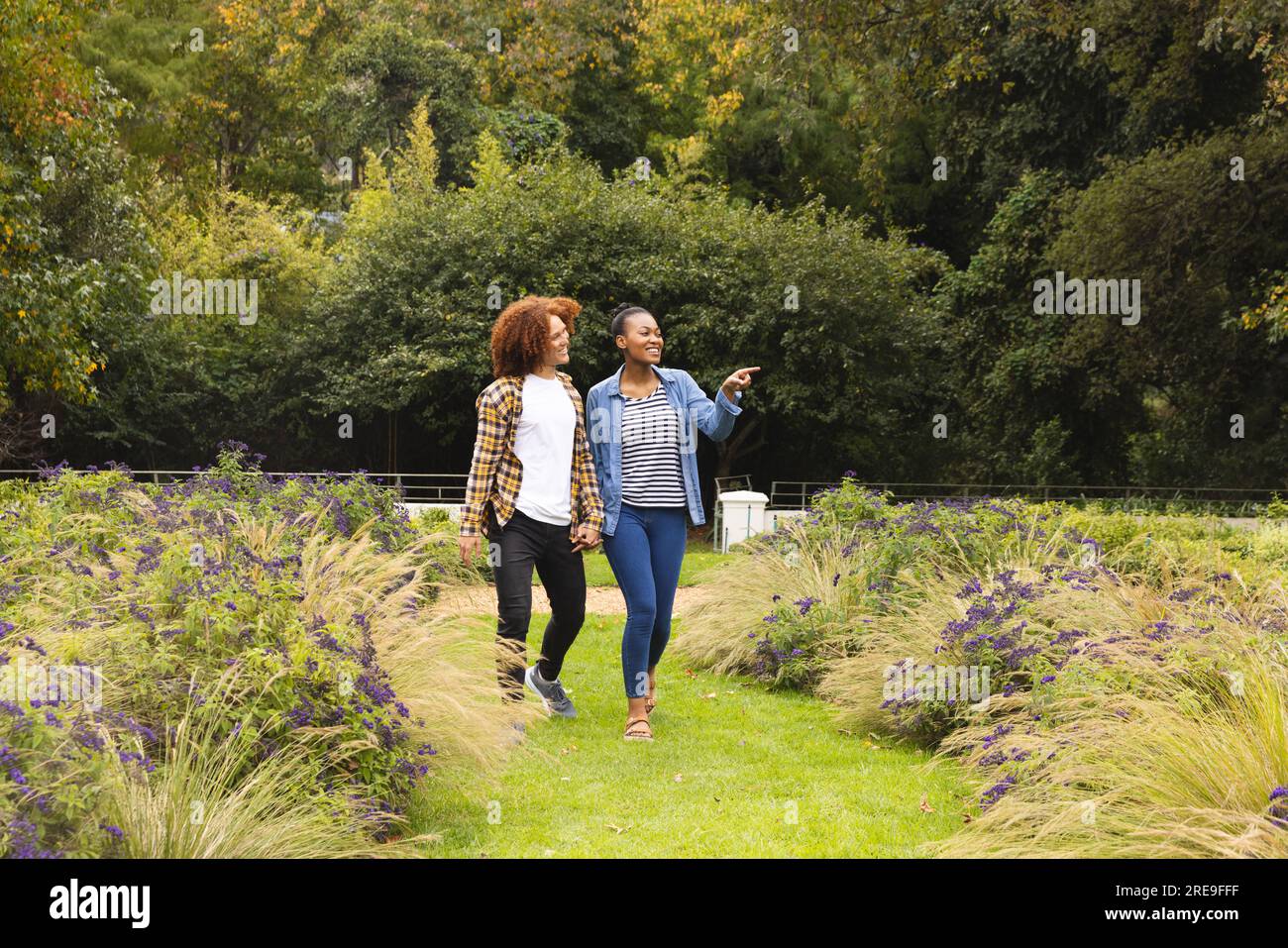 Couple holding hands walking hi-res stock photography and images - Alamy