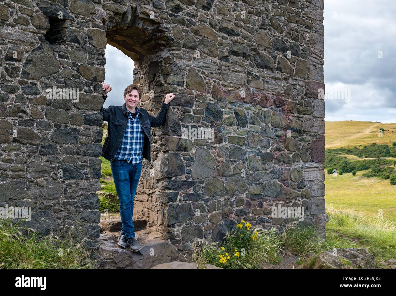 Mike Baillie, The Lonely Together musician, St Anthony's Chapel, Holyrood Park, Edinburgh, cotland, UK Stock Photo