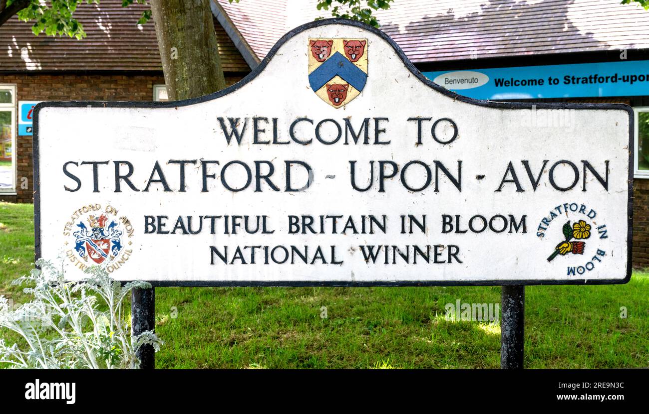 to StratforduponAvon sign, Stratfordup[onAvon