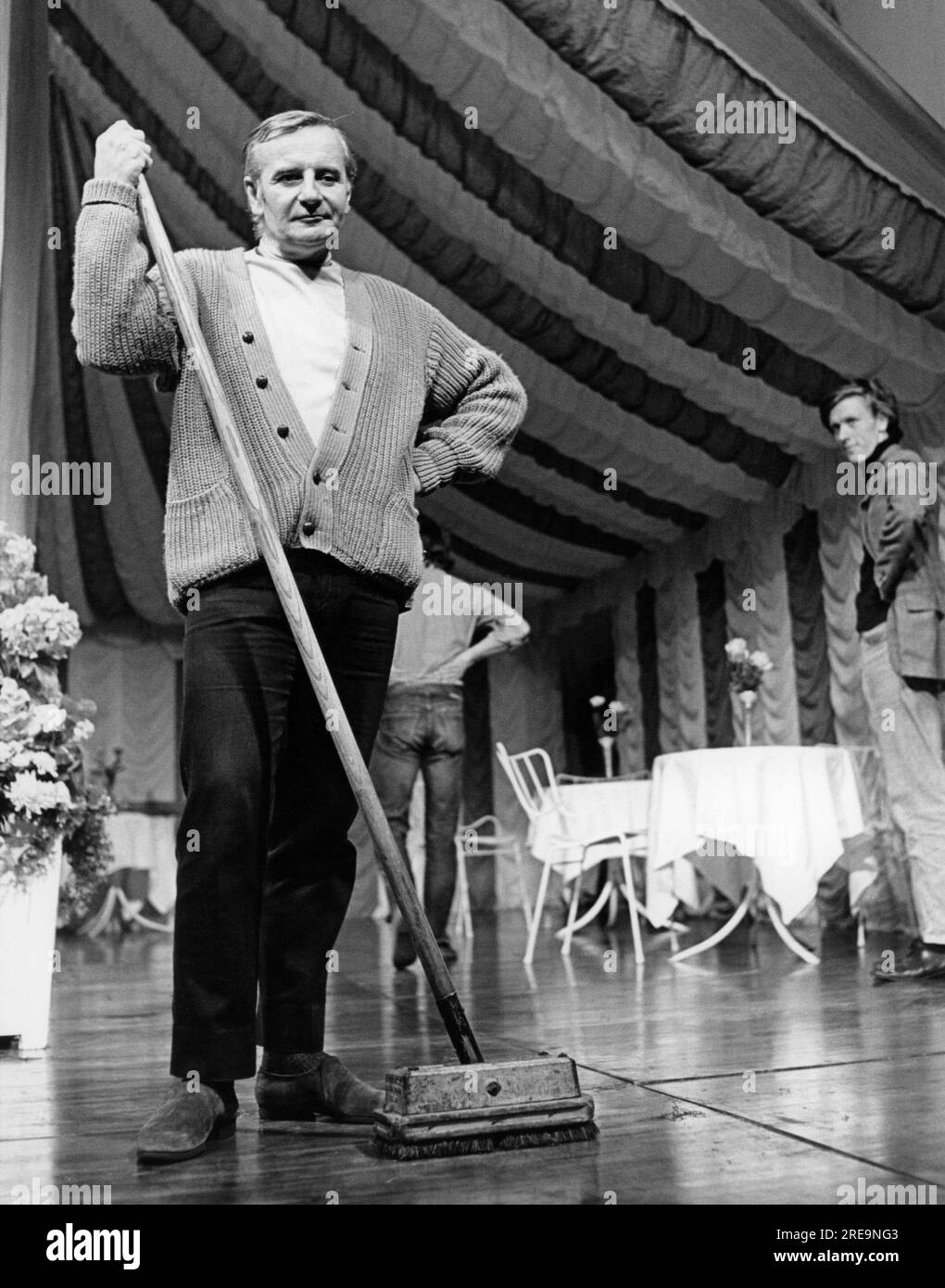 director Lindsay Anderson on stage during a rehearsal of THE CONTRACTOR by David Storey at Royal Court Theatre, London SW1  10/1969 Stock Photo